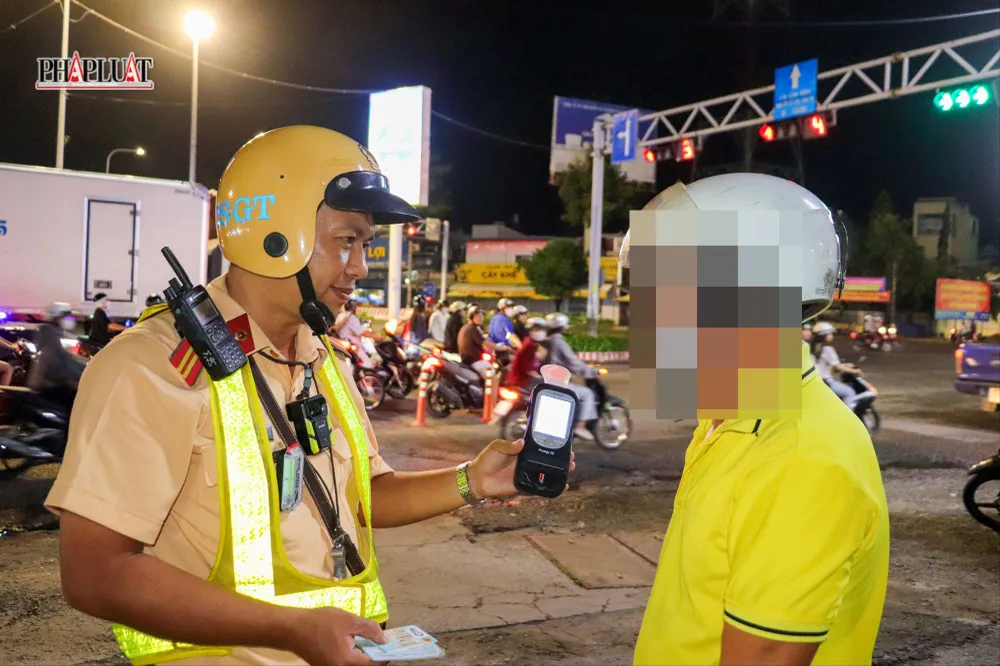 Mềm mỏng, kiên nhẫn và cũng rất kiên quyết, lực lượng CSGT Công an TP Cần Thơ xử lý các trường vi phạm theo phương châm "không có vùng cấm, không có ngoại lệ". Ảnh: CHÂU ANH csgt-cong-an-tp-can-tho-nong-do-con-60.jpg