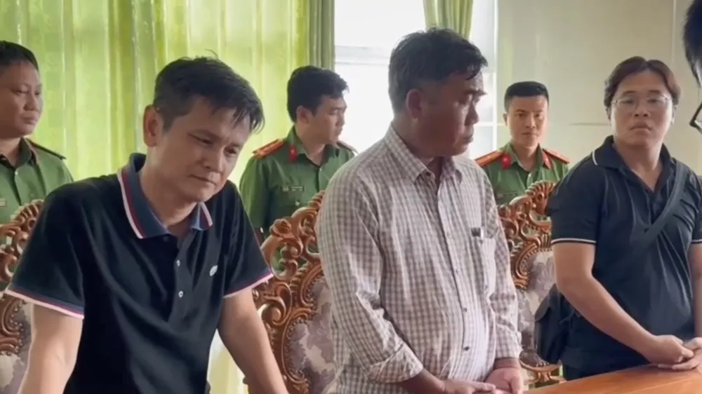 Anh, Hùng và Hiệp hiện đang bị điều tra về hành vi gây ô nhiễm môi trường. Ảnh: CA cong-an-tp-hcm-bat-tong-giam-doc-va-2-nhan-vien-cong-ty-thi-cong-du-an-thuy-cung-hon-nguu (3).jpg