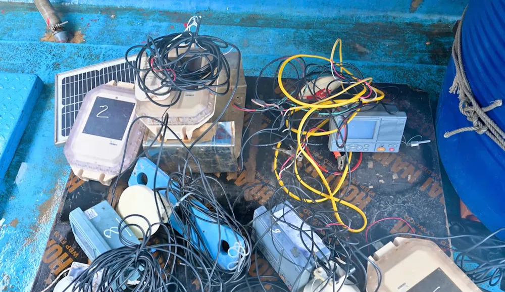 VMS được tháo rời khỏi tàu để có thể hoạt động trong vùng cấm. Ảnh: CAQN quang-ninh-khoi-to-vu-an-13-tau-ca-thao-thiet-bi-giam-sat-hanh-trinh-2.jpg