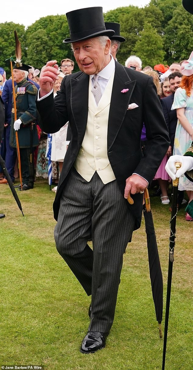 1761273210 17 Vua Charles sanh dieu