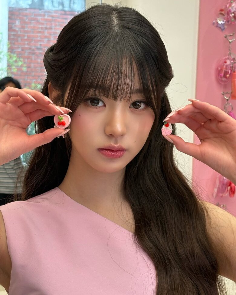 "Búp bê sống" showbiz mê món này đến nghiện: Tóc dày bóng mượt, body săn chắc, ai nhìn cũng phải ghen tị 4 Từ bí quyết ăn uống đơn giản, Jang Wonyoung khẳng định rằng vẻ đẹp bền vững không đến từ mỹ phẩm xa xỉ mà từ thói quen lành mạnh mỗi ngày. Giữa thế giới showbiz hào nhoáng, cô vẫn giữ được hình ảnh trong trẻo, tự tin và tràn đầy năng lượng, đúng chuẩn búp bê sống của Kpop.