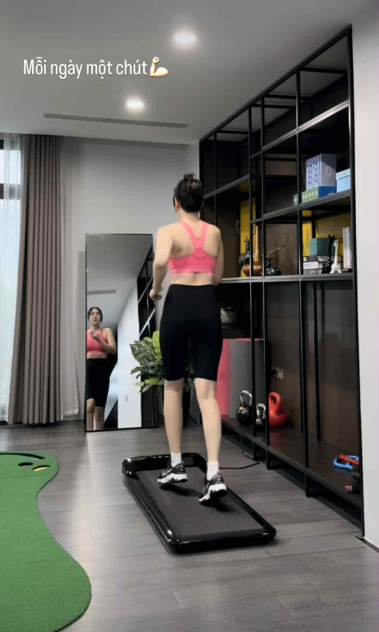 Nữ MC tập luyện thể dục tại nhà để giữ vóc dáng.