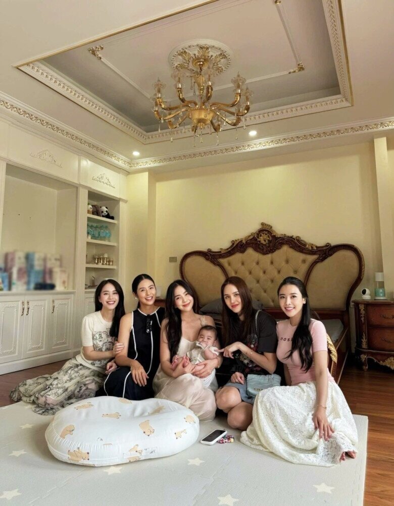 Tổ ấm như tòa “lâu đài” của nhà chồng Mai Ngọc khiến nhiều người xuýt xoa.