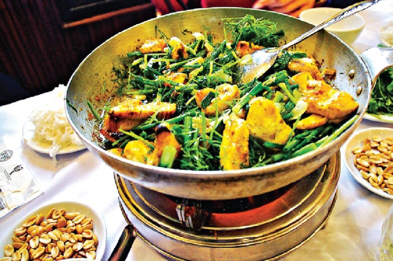 Giữa lòng phố cổ có quán ăn tồn tại 130 năm vẫn đông nghịt khách, được báo Tây ca ngợi amp;#34;nhất định phải thửamp;#34; khi tới Hà Nội - 2