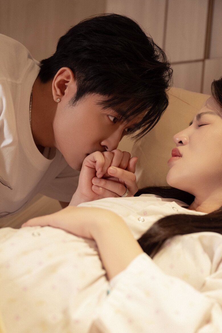 Từ khi vợ mang bầu đến lúc sinh con, Gin Tuấn Kiệt luôn kề cận bên cạnh không rời bước.