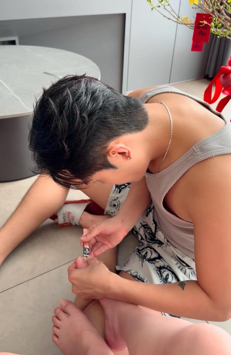 Gin Tuấn Kiệt hết mực yêu chiều, chăm sóc vợ kỹ lưỡng.