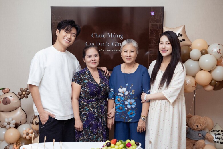 Mẹ ruột và mẹ chồng vào bệnh viện chăm sóc Puka vượt cạn.