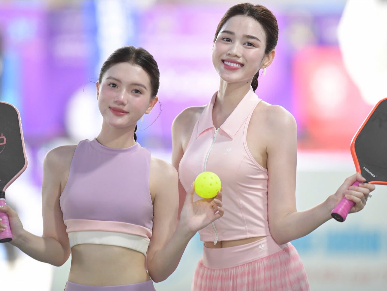 Chân dung cô gái xách vali cho Đỗ Hà ở Thanh Hoá gây sốt: Camera lia vội mà cũng cỡ này hả? - Ảnh 8.