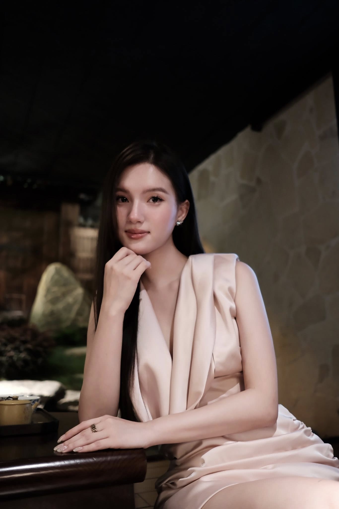 Chân dung cô gái xách vali cho Đỗ Hà ở Thanh Hoá gây sốt: Camera lia vội mà cũng cỡ này hả? - Ảnh 9.