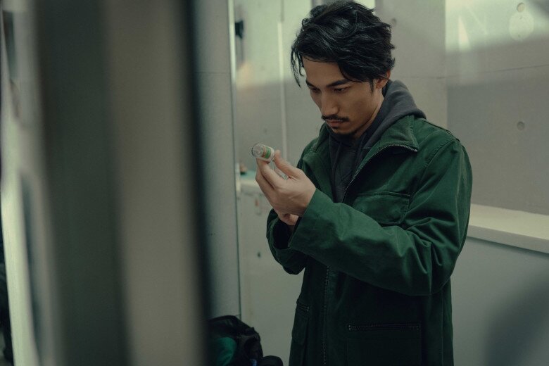 Bác Sĩ Tha Hương: Phim về lao động nhập cư khiến Liên Bỉnh Phát thức trắng để học thoại 3 thứ tiếng, nay "viết lại" lịch sử 3 Phạm Văn Ninh sang Đài Loan hành nghề bác sĩ “chui” để trả viện phí cho mẹ.