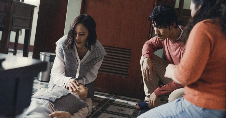 Bác Sĩ Tha Hương: Phim về lao động nhập cư khiến Liên Bỉnh Phát thức trắng để học thoại 3 thứ tiếng, nay "viết lại" lịch sử 6 Bác Sĩ Tha Hương lôi cuốn khán giả bằng những phân đoạn phẫu thuật gấp gáp trong không gian chật chội, thiếu thốn.