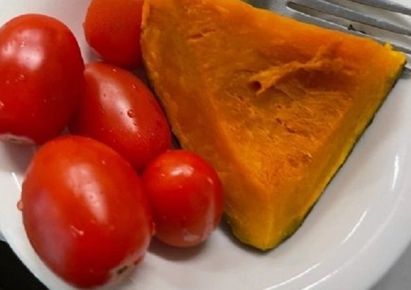 Roh Jeong Eui ưu tiên nạp protein qua trứng luộc và sinh tố ức gà kết hợp hạnh nhân, chuối. Thức uống này giàu dinh dưỡng, ít calo, giúp no lâu và tăng cơ hiệu quả. Cô duy trì thực đơn lành mạnh mỗi ngày để giảm cân nhưng vẫn đảm bảo sức khỏe và làn da tươi sáng.