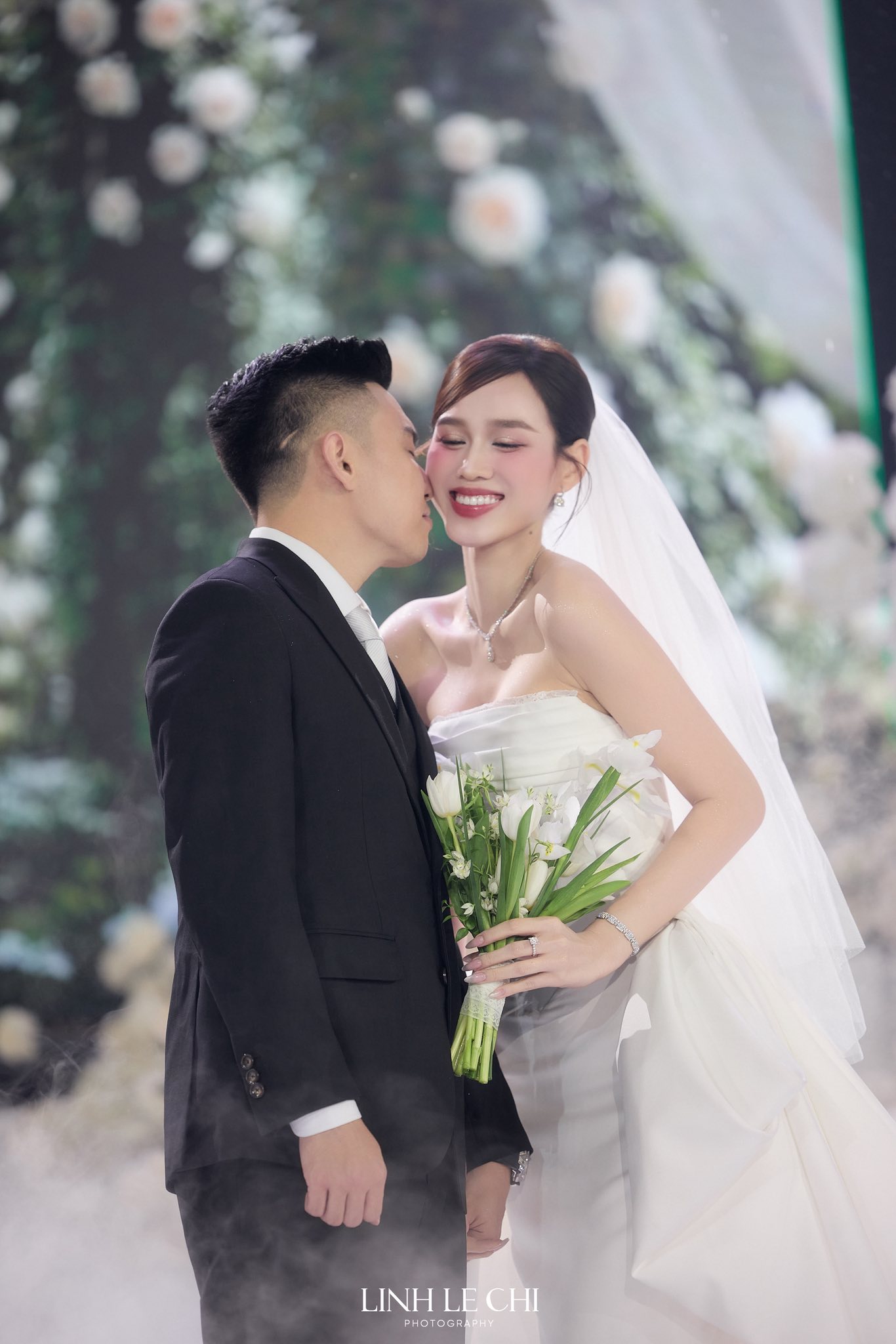 “Dạ, con đi lấy chồng ạ” - chỉ một chữ “Dạ”, cả MXH lặng đi trước đạo làm con của Hoa hậu Đỗ Thị Hà- Ảnh 2.