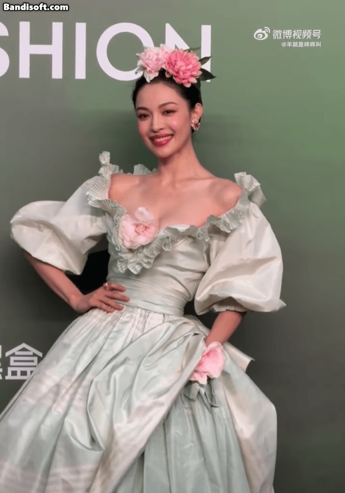 Tất cả họa sĩ trên đời đều muốn đưa mỹ nhân này vào tranh: Vẻ đẹp đáng giá ngàn vàng, đóa hoa độc lạ nhất showbiz - Ảnh 2. Tất cả họa sĩ trên đời đều muốn đưa mỹ nhân này vào tranh: Vẻ đẹp đáng giá ngàn vàng, đóa hoa độc lạ nhất showbiz - Ảnh 2.