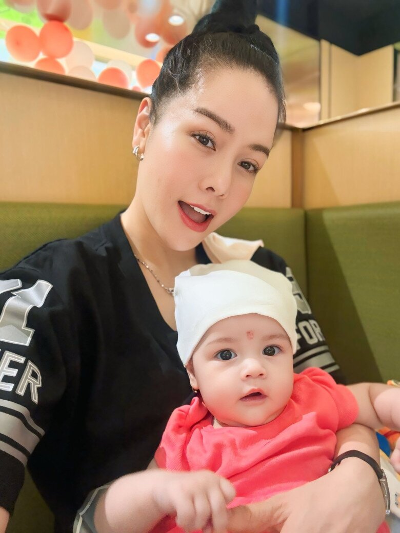 Ái nữ nhà Nhật Kim Anh được nhận xét là giống em bé lai Tây.