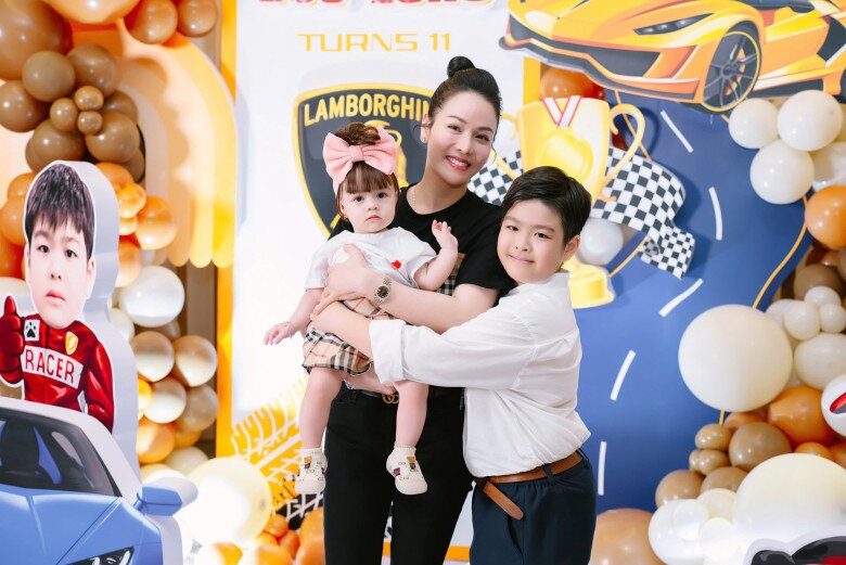 Con trai của Nhật Kim Anh rất yêu thương em gái chung nửa huyết thống.