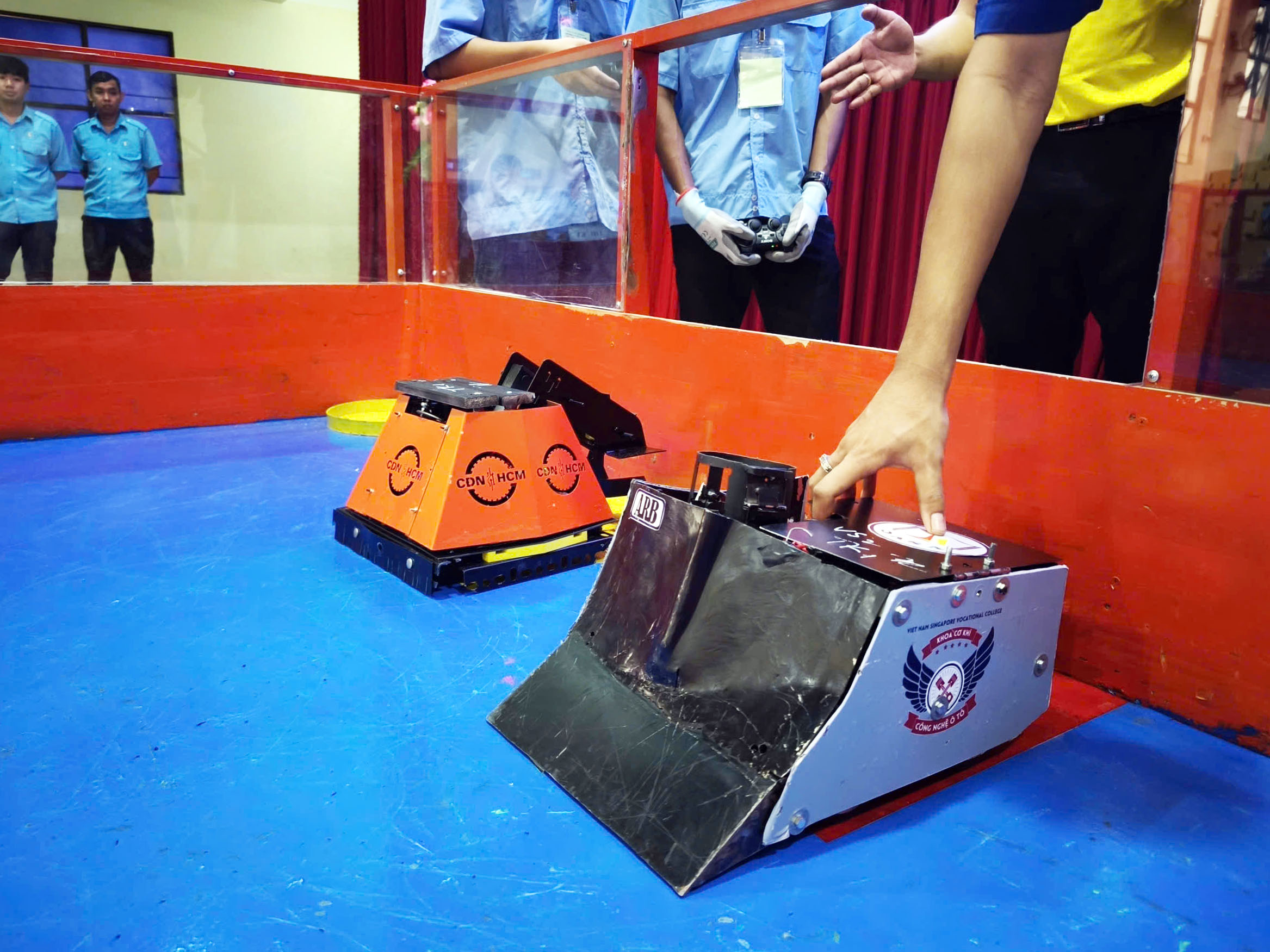 Những màn 'so găng' robot nghẹt thở: Rượt đuổi, chạm trán, giành giật từng điểm số - Ảnh 2.