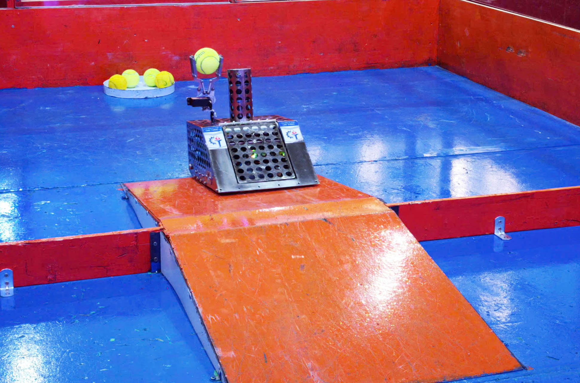 Những màn 'so găng' robot nghẹt thở: Rượt đuổi, chạm trán, giành giật từng điểm số - Ảnh 5.