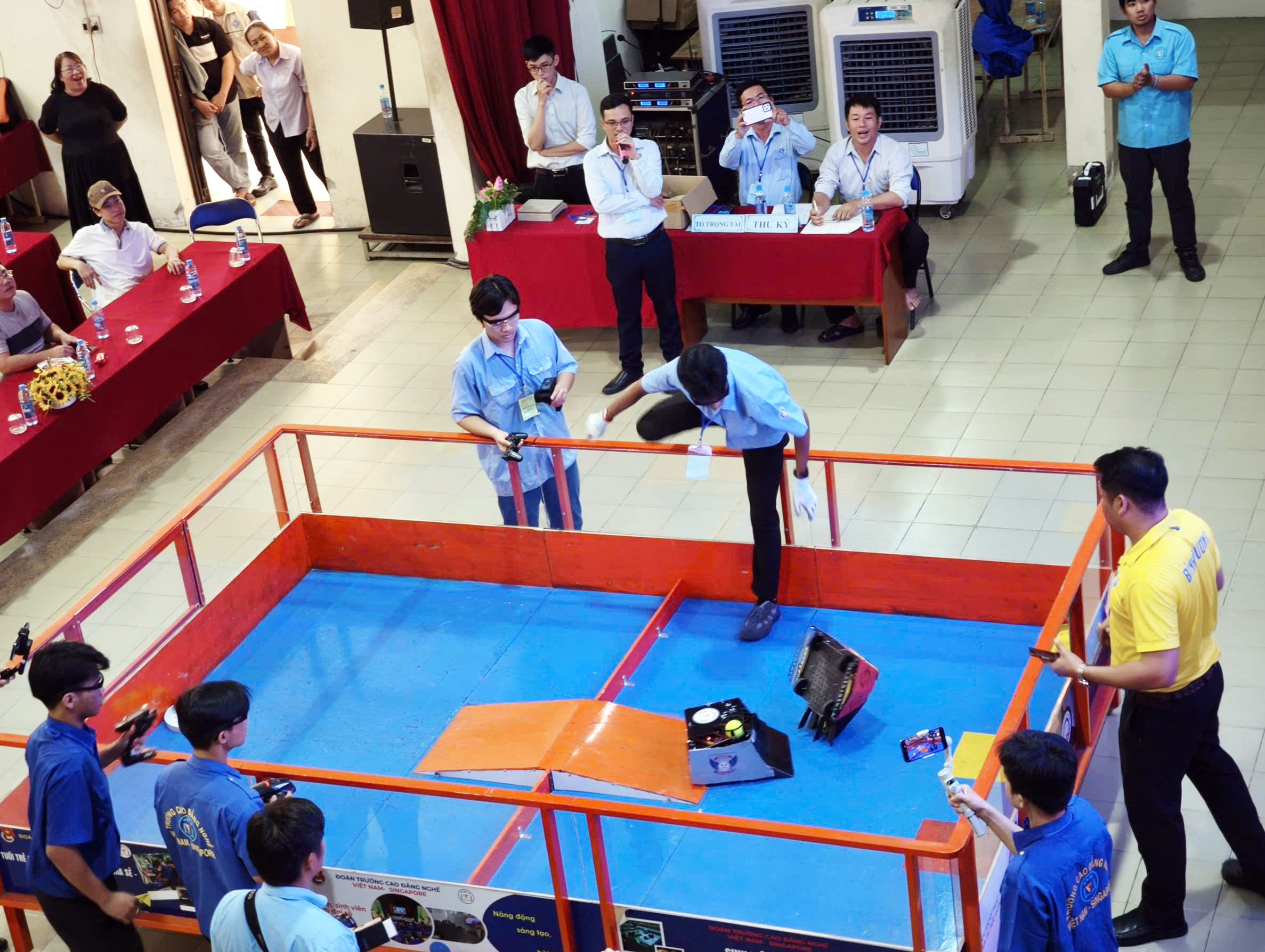 Những màn 'so găng' robot nghẹt thở: Rượt đuổi, chạm trán, giành giật từng điểm số - Ảnh 7.