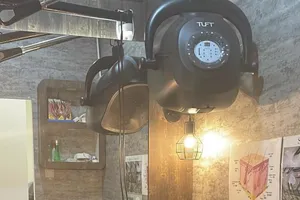 Choáng dịch vụ cắt tóc để giá 8 đô thu tiền 1.000 đô 