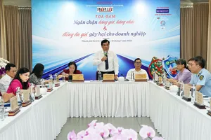 Ông Nguyễn Thái Bình, Phó Tổng biên tập báo Pháp Luật TP.HCM, phát biểu khai mạc Tọa đàm “Ngăn chặn hàng giả, hàng nhái và thông tin giả gây hại cho DN”.