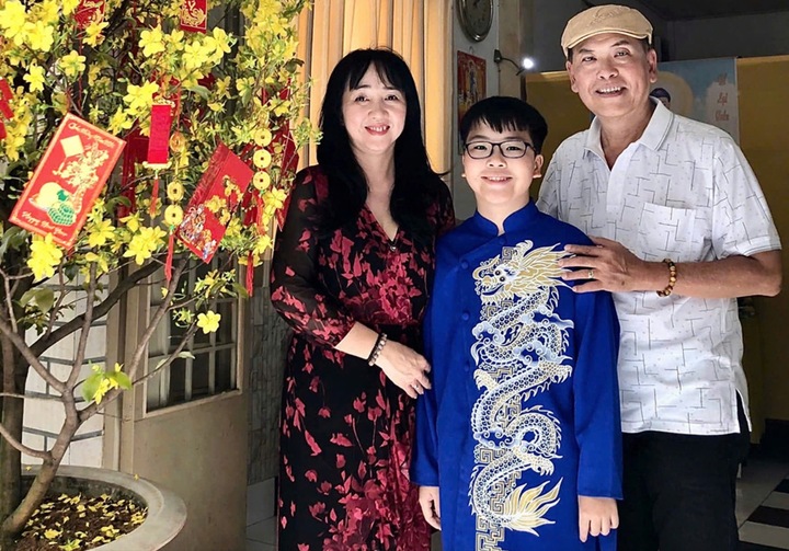 Danh hài từng được khán giả xếp hàng xin chữ ký, U70 sống cảnh 'cha già con mọn' - Ảnh 3.