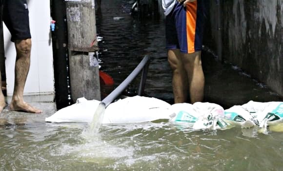 Triều cường, TP.HCM, nhét gạch vào bồn cầu