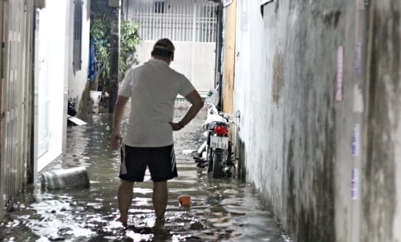 Triều cường, TP.HCM, nhét gạch vào bồn cầu