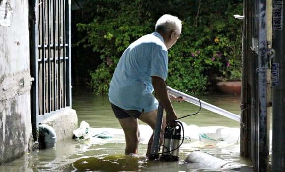 Triều cường, TP.HCM, nhét gạch vào bồn cầu