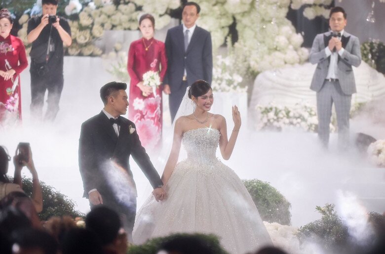 Thiếu gia Viết Vương “gây sốt” khắp mạng xã hội bởi khoảnh khắc nhìn chăm chú vào vợ.