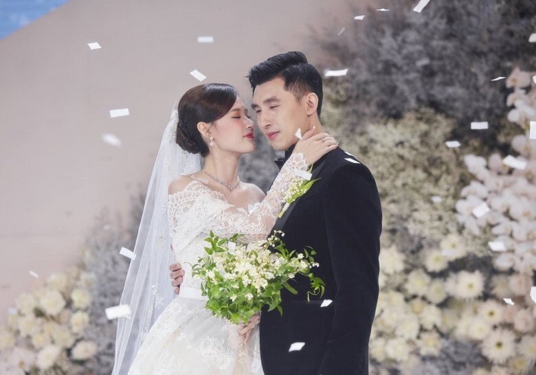 Nam doanh nhân sơ hở là bật khóc trong ngày trọng đại.