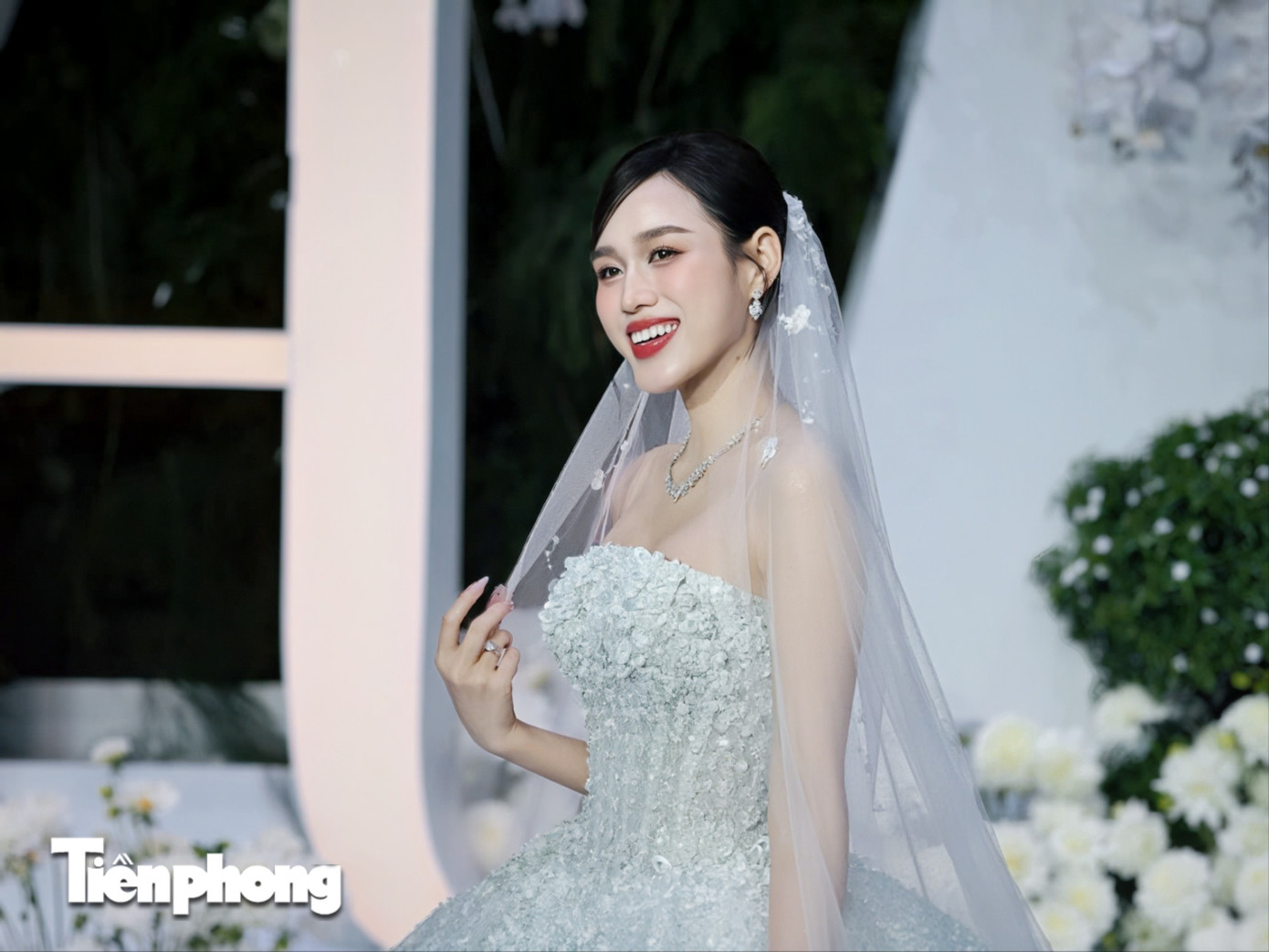 Lý do đám cưới Đỗ Thị Hà tạo cơn sốt mạng xã hội - Ảnh 2.