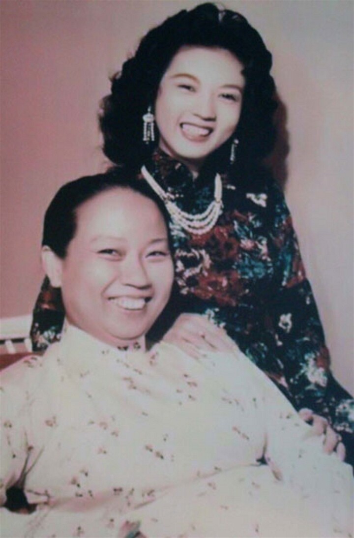 Vợ ông Năm Nghĩa - bà bầu Thơ và con gái là nghệ sĩ Thanh Nga.