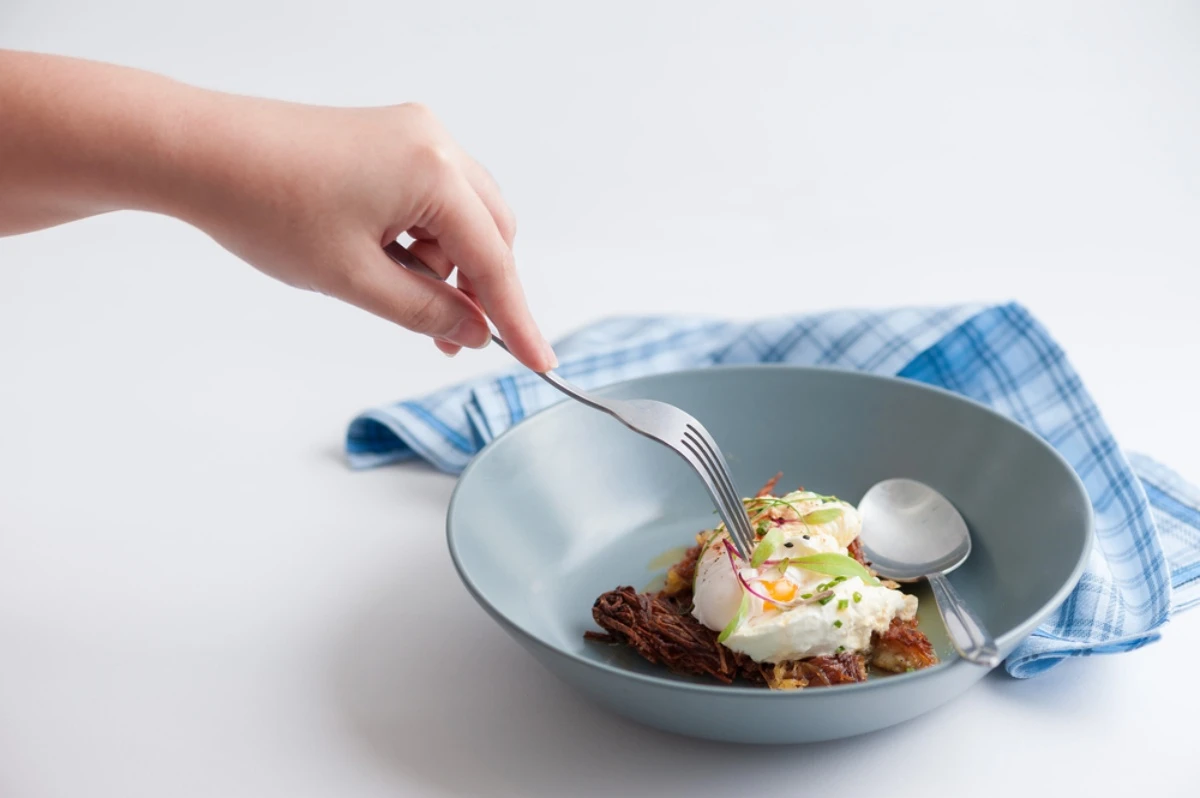 Dùng tay không thuận để ăn sẽ giúp giảm tốc độ ăn, tránh tiêu thụ quá nhiều dễ gây tăng cân.