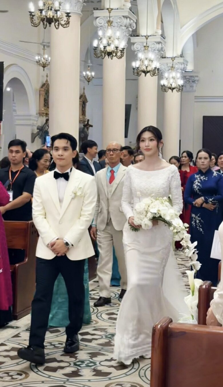Khoảnh khắc cô dâu - chú rể bước vào lễ đường.