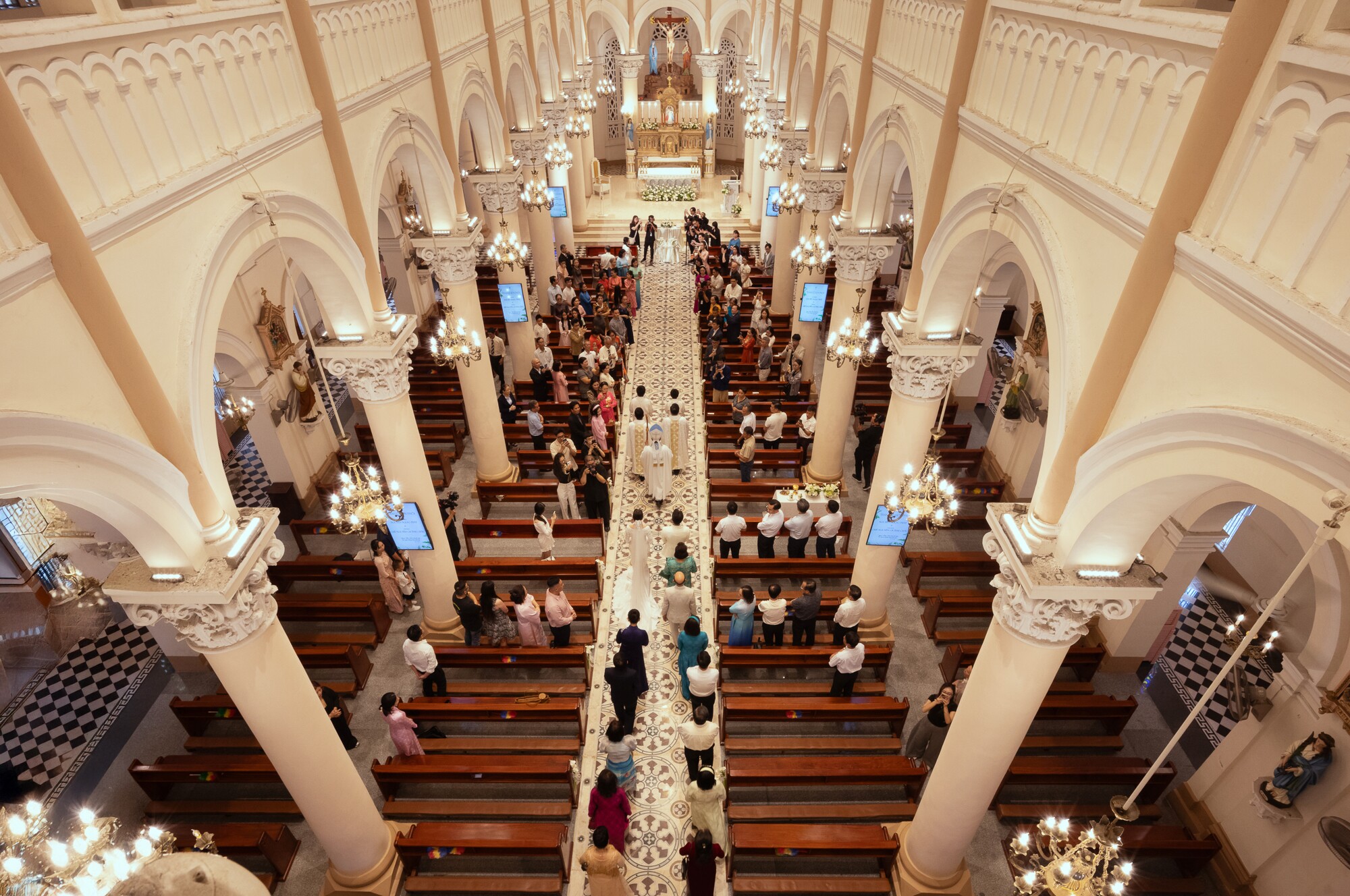 Lễ cưới của cặp đôi được tổ chức giản dị, ấm cúng nhưng vẫn long trọng.