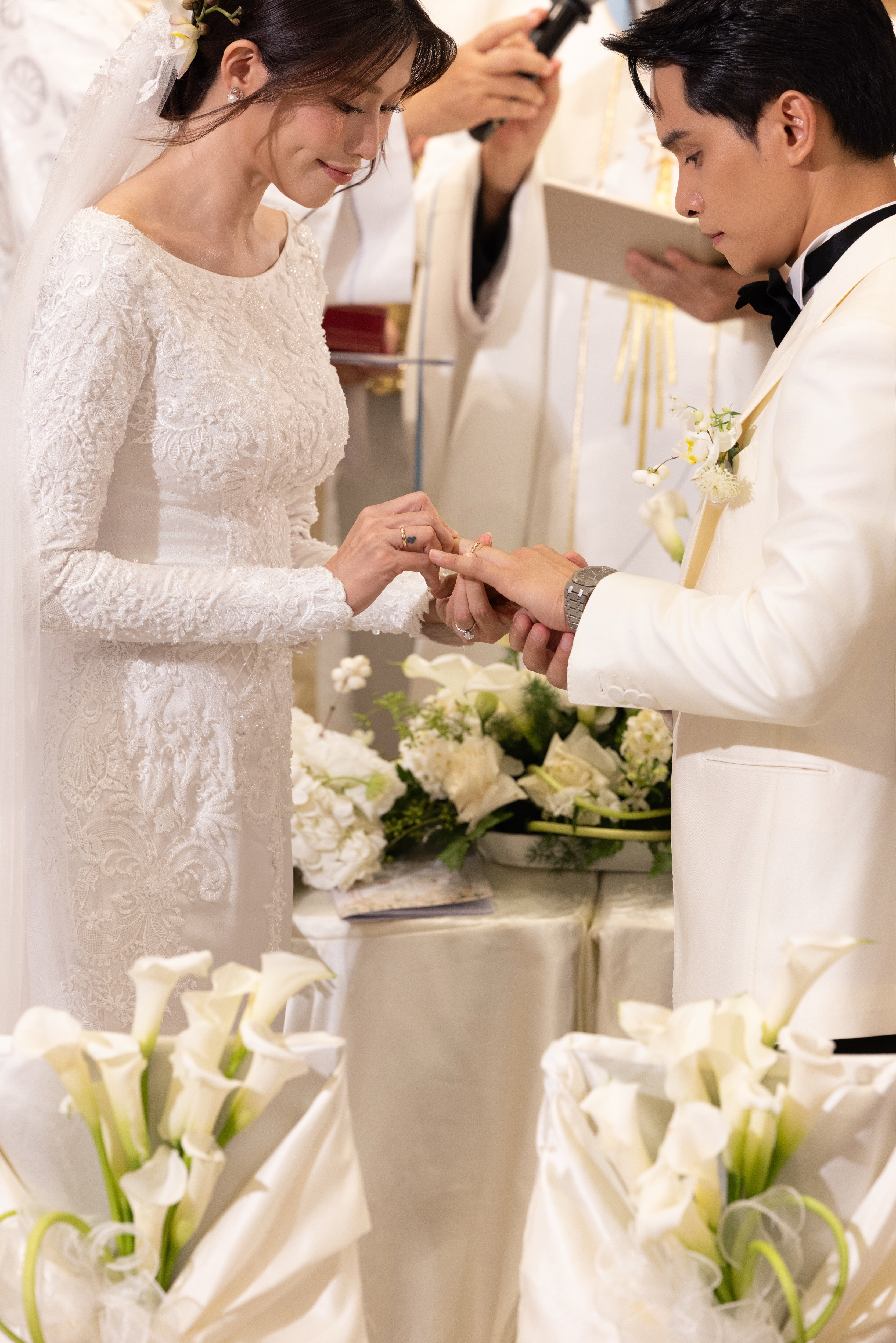 Cô dâu - chú rể trao nhau nhẫn cưới.