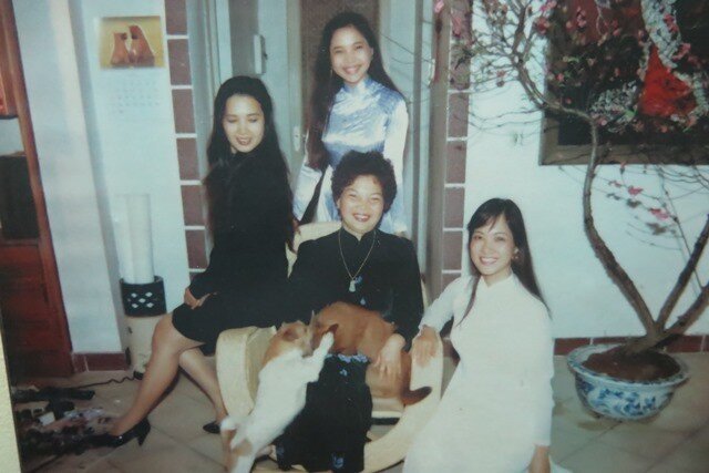 Nghệ sĩ Lê Mai chụp ảnh cùng 3 ái nữ đình đám.