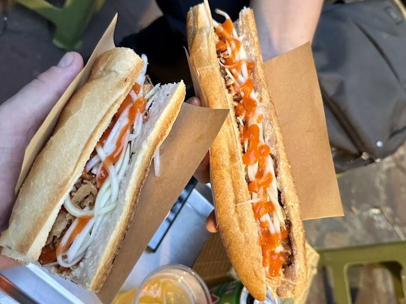 Thịt xiên nướng kẹp bánh mì càng hấp dẫn