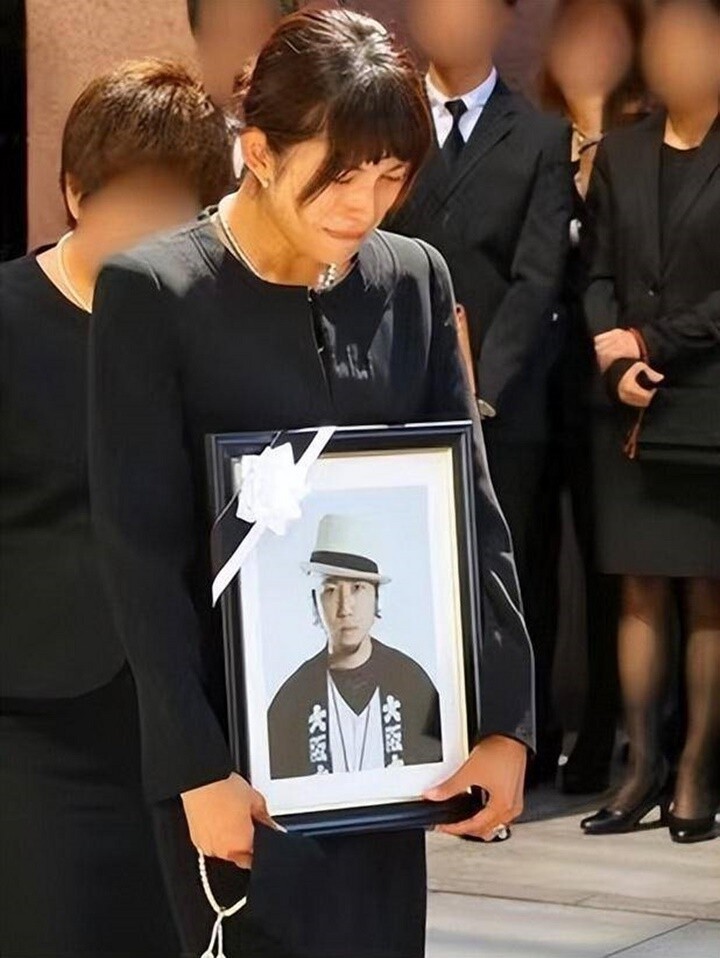 2 mỹ nhân Nhật bị chồng "tố ngược" chuyện ngoại tình: Người ôm di ảnh ông xã khóc nấc, người bị thám tử tư theo dõi 3 Nữ ca sĩ bật khóc khi ôm di ảnh của chồng.