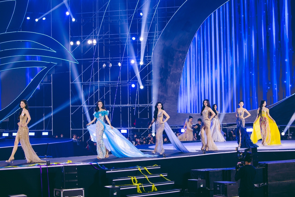  
Top 10 thí sinh tỏa sáng rực rỡ và kiêu sa trong phần thi Trang phục Dạ hội trước khi Top 5 xuất sắc nhất được công bố tên để bước vào vòng thi ứng xử