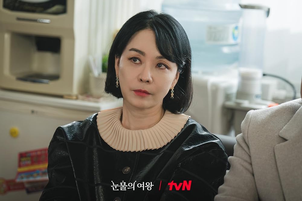 Nữ diễn viên 54 tuổi của phim Queen of Tears: "Tôi đã uống loại nước này được 6 tháng và thấy tóc đang dày hơn, tóc bạc cũng không mọc ra nữa" - Ảnh 2.