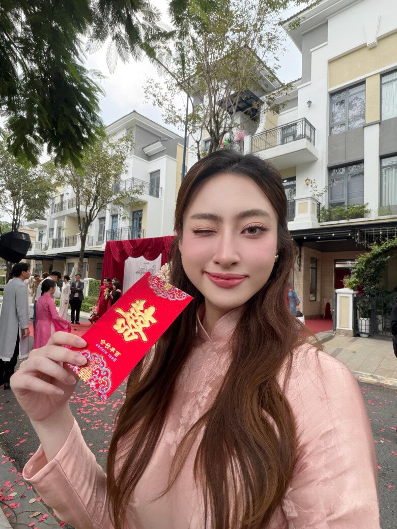 Hoa hậu Lương Thùy Linh trang điểm nhẹ nhàng với tông hồng đồng bộ với chiếc áo dài trong lần thứ 3 làm phù dâu. 