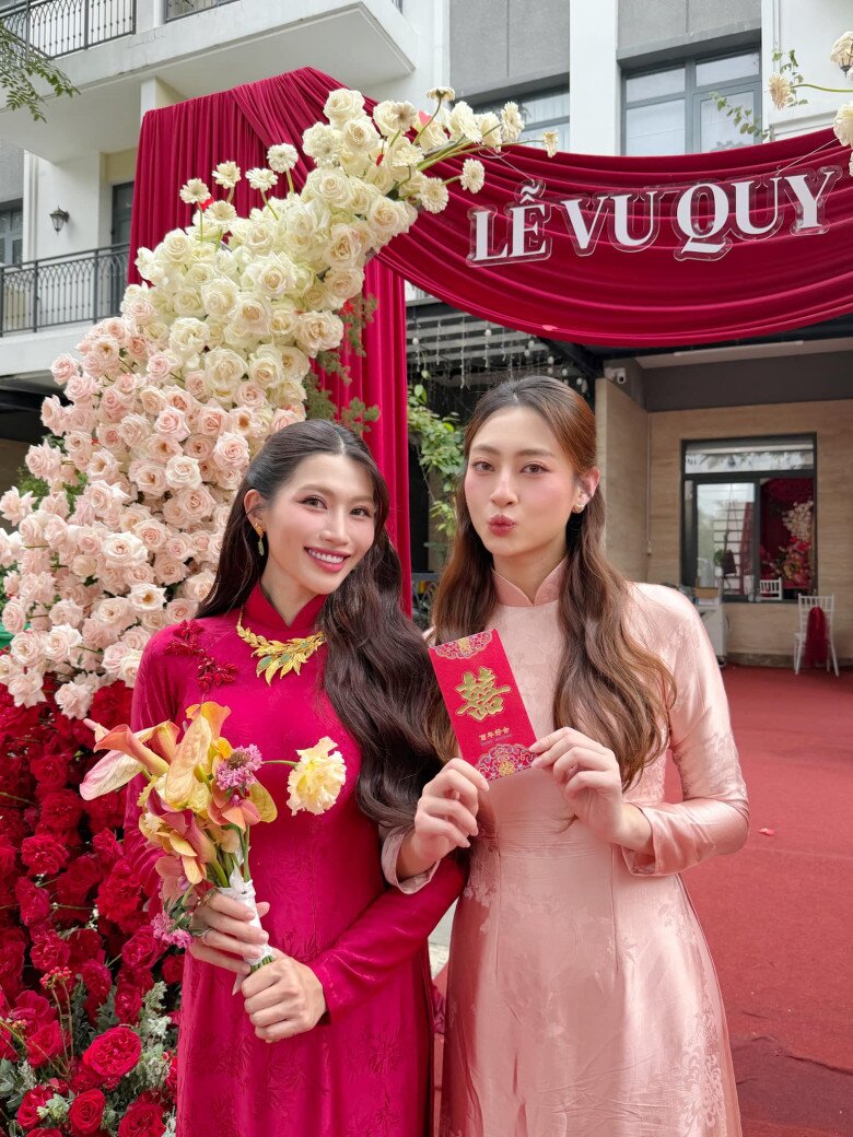 Nàng hậu khoe sắc bên cạnh cô dâu Quỳnh Châu đằm thắm, xinh đẹp. 