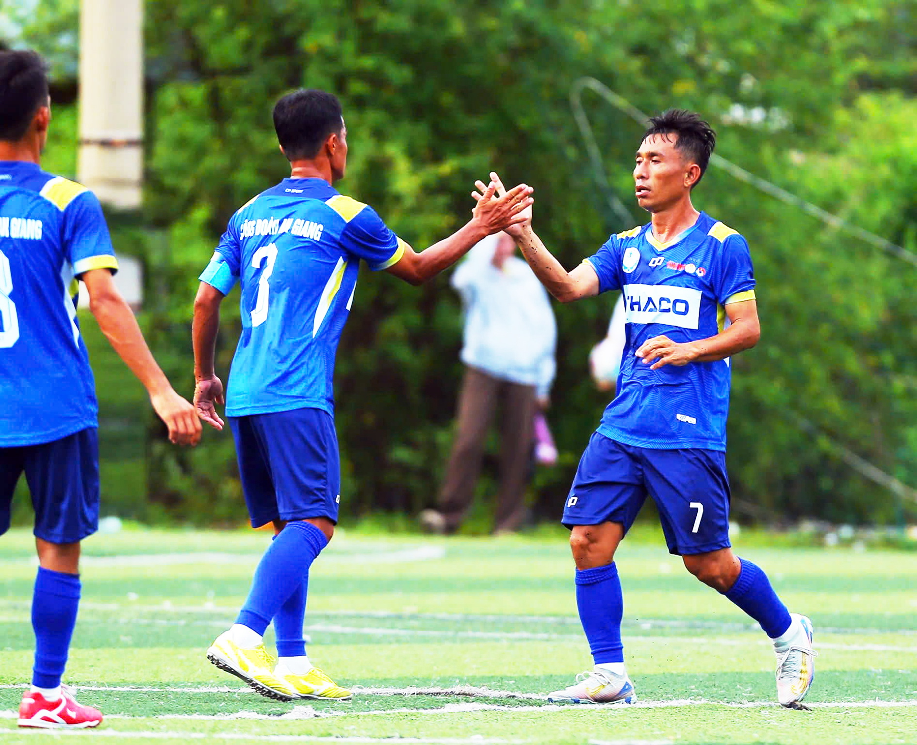 bóng đá công nhân - Ảnh 1.