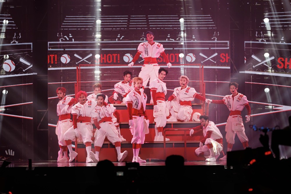  
Đội hình Tân binh thăng cấp trong ca khúc Take a shot.