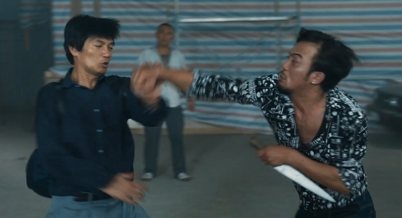 Cảnh ôtô bay giữa chợ, diễn viên bị hất tung qua cửa sổ - Ảnh 2.