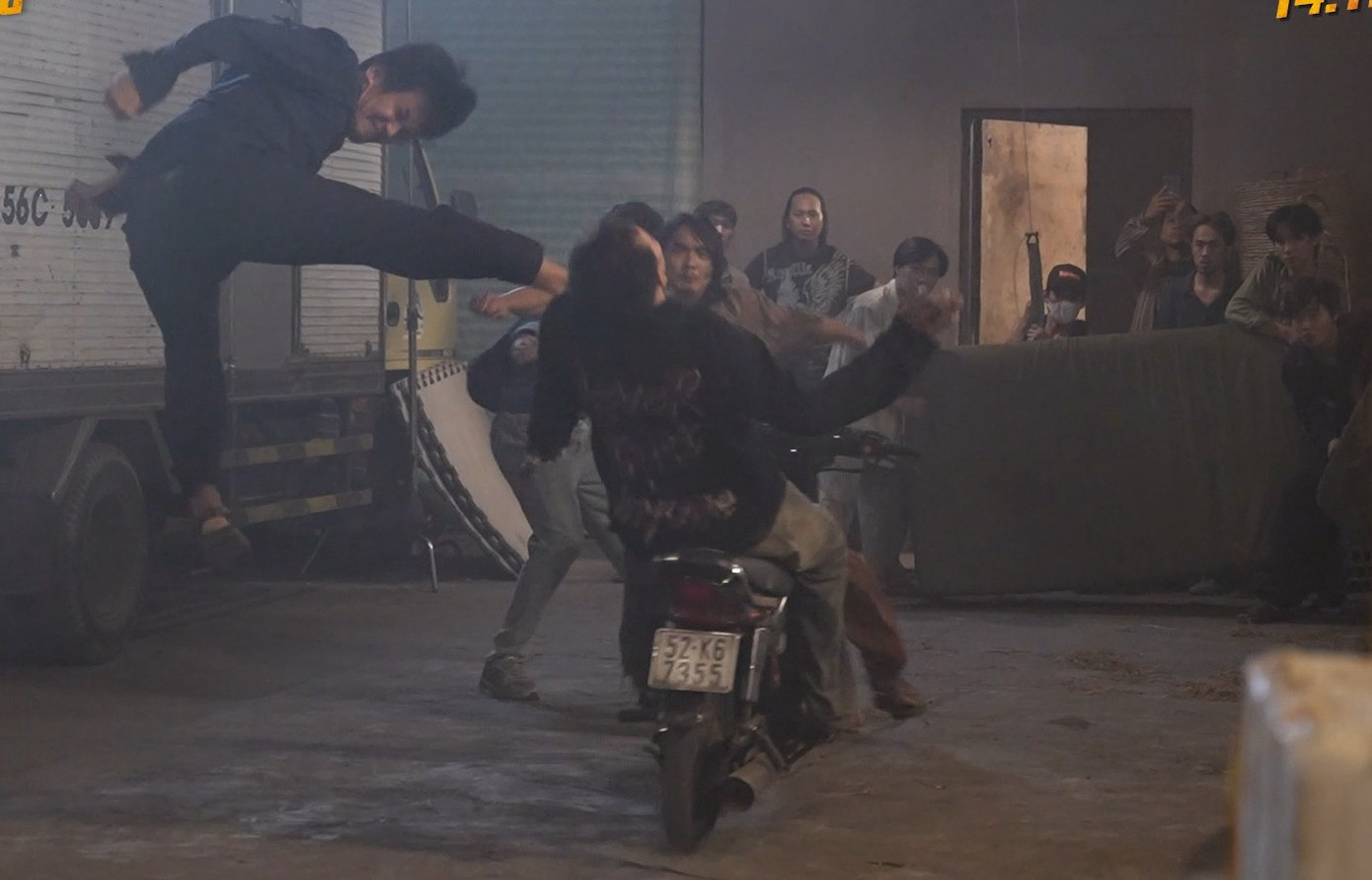 Cảnh ôtô bay giữa chợ, diễn viên bị hất tung qua cửa sổ - Ảnh 3.