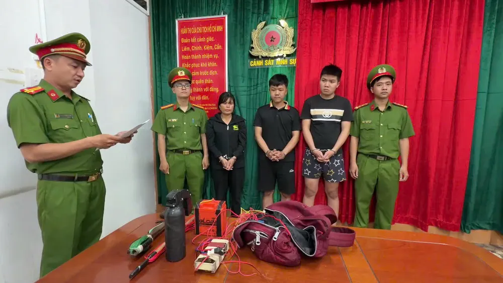 2-nguoi-trom-cho-1-nguoi-mua-cho-bi-cong-an-tp-hcm-bat-khan-cap (1).jpg