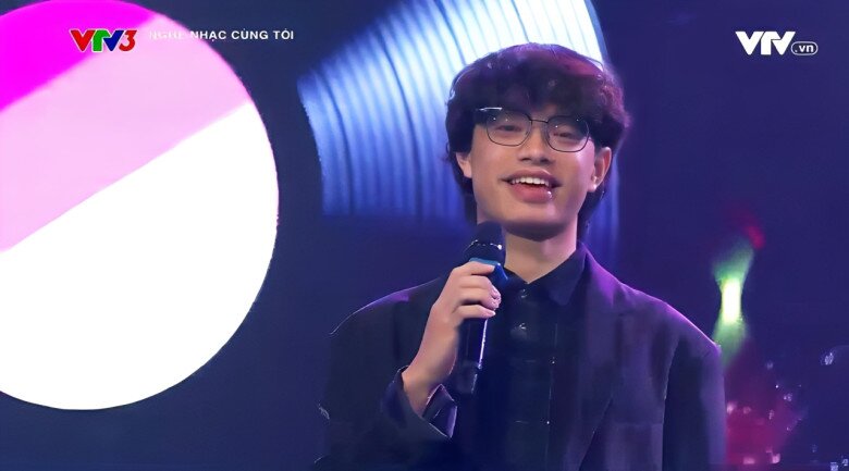 Khánh Minh bộc lộ năng khiếu nghệ thuật, có đam mê ca hát, biểu diễn sân khấu.